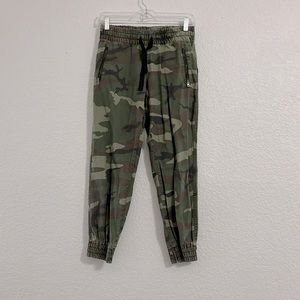Aritzia TnA Camo Jogger Pant